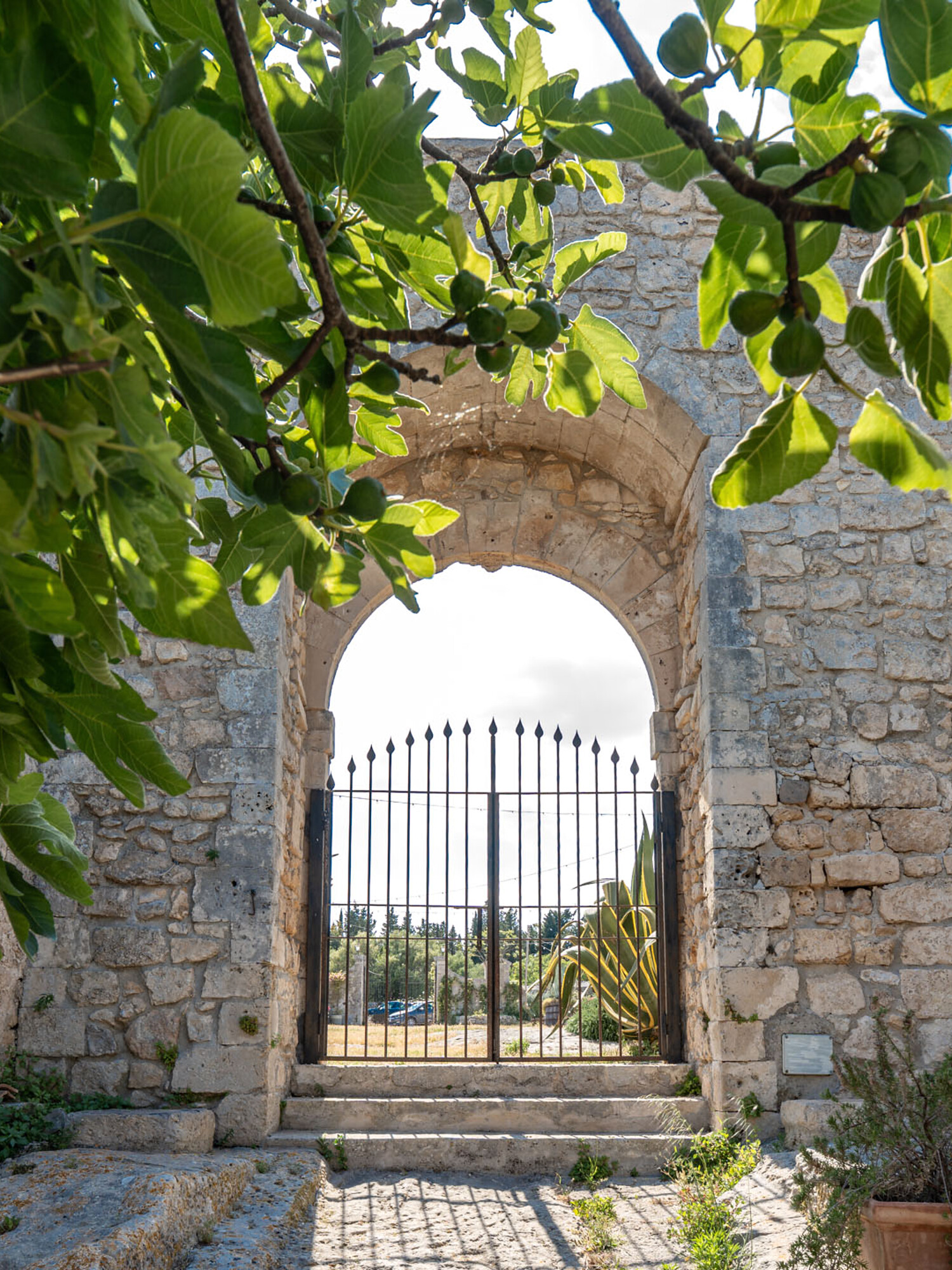 Arco in pietra nella natura siciliana