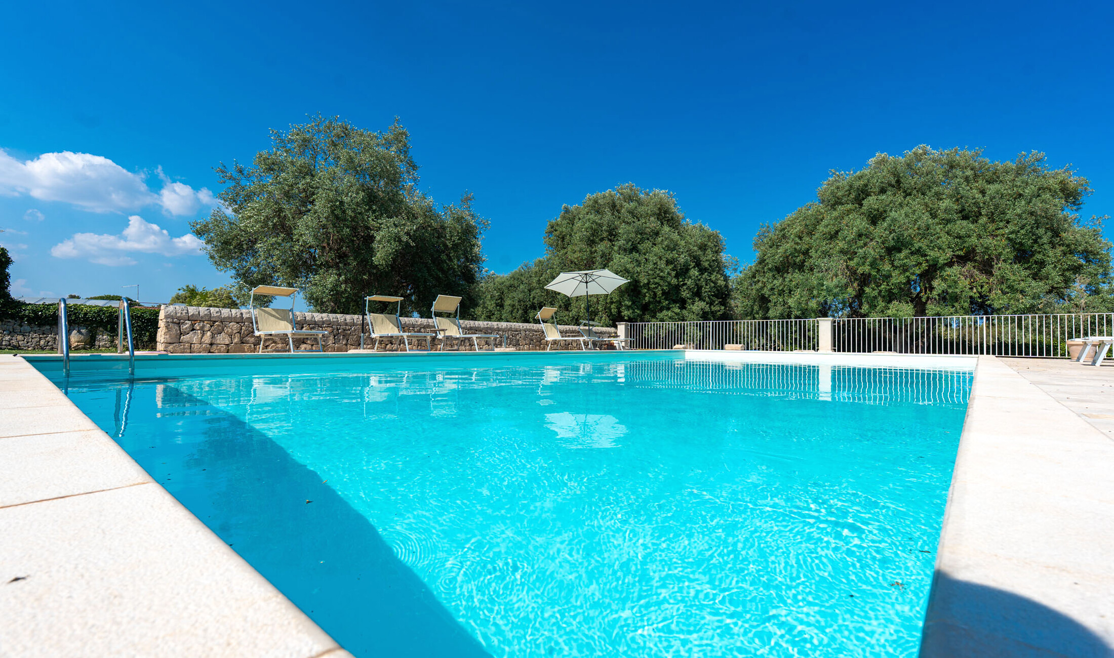 Piscina del Carosello dei Baroni tra gli ulivi
